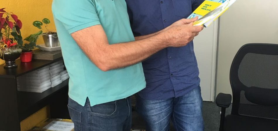 COSEMS SC finaliza entrega de manuais e agendas para gestores