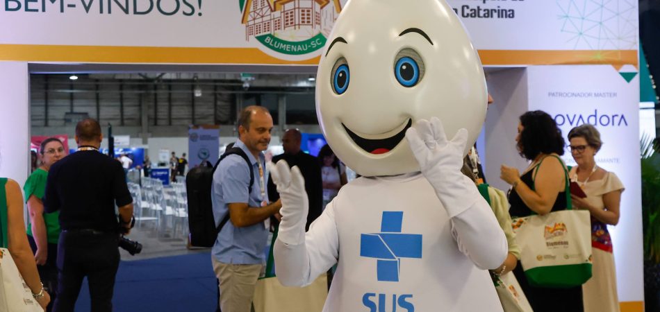 Palestras, trabalhos, cultura e Zé Gotinha: como foi o 1° dia de congresso do COSEMS/SC
