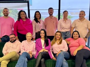 Equipe do COSEMS/SC veste rosa e reforça mensagem de prevenção