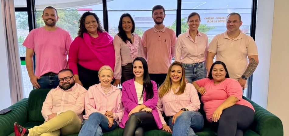 Equipe do COSEMS/SC veste rosa e reforça mensagem de prevenção